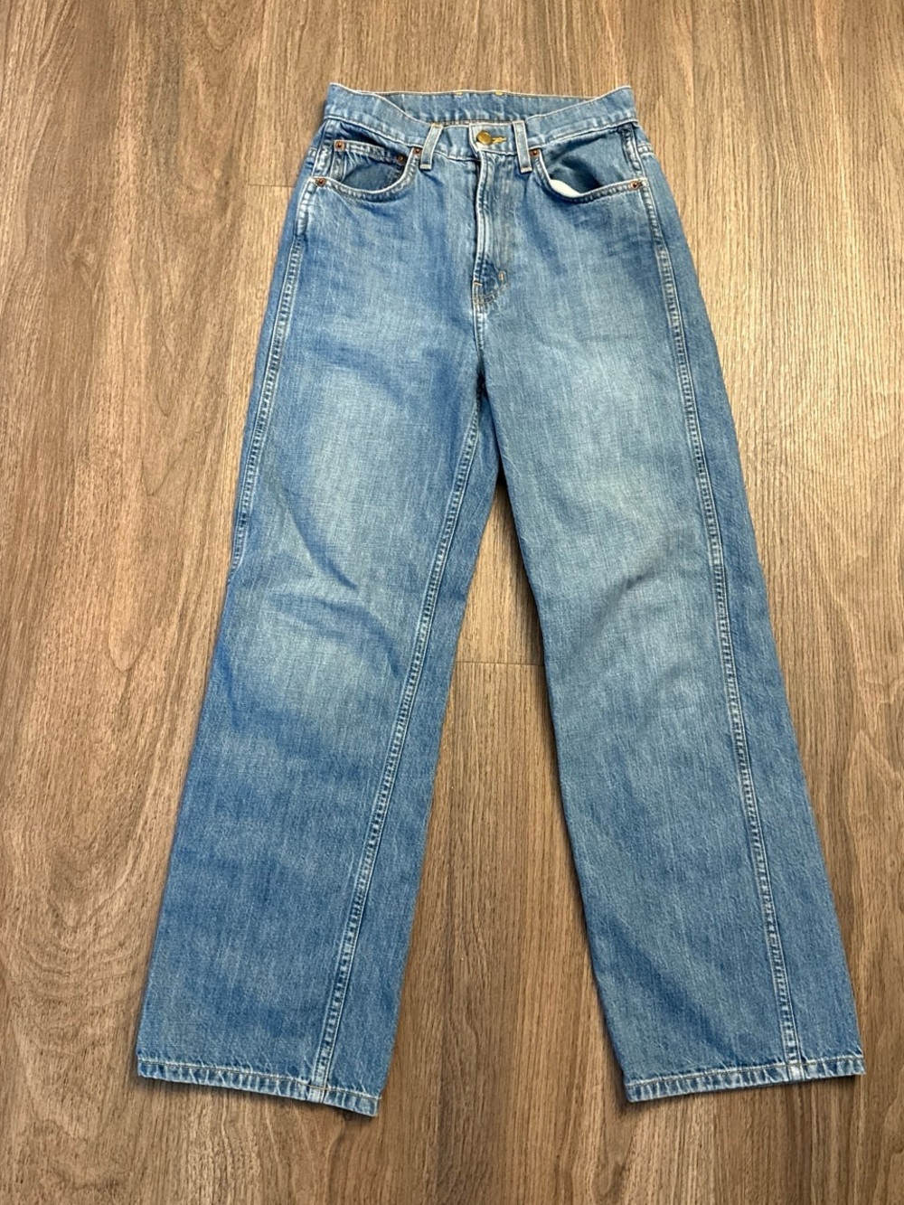 B sides lightweight denim, wide leg Blue denim jeans $355 MSRP
Size 24